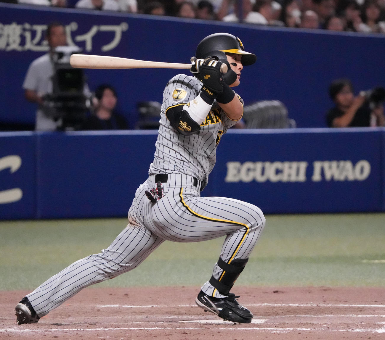 中日対阪神　8回表阪神2死一塁、右適時二塁打を放つ前川（撮影・森本幸一）