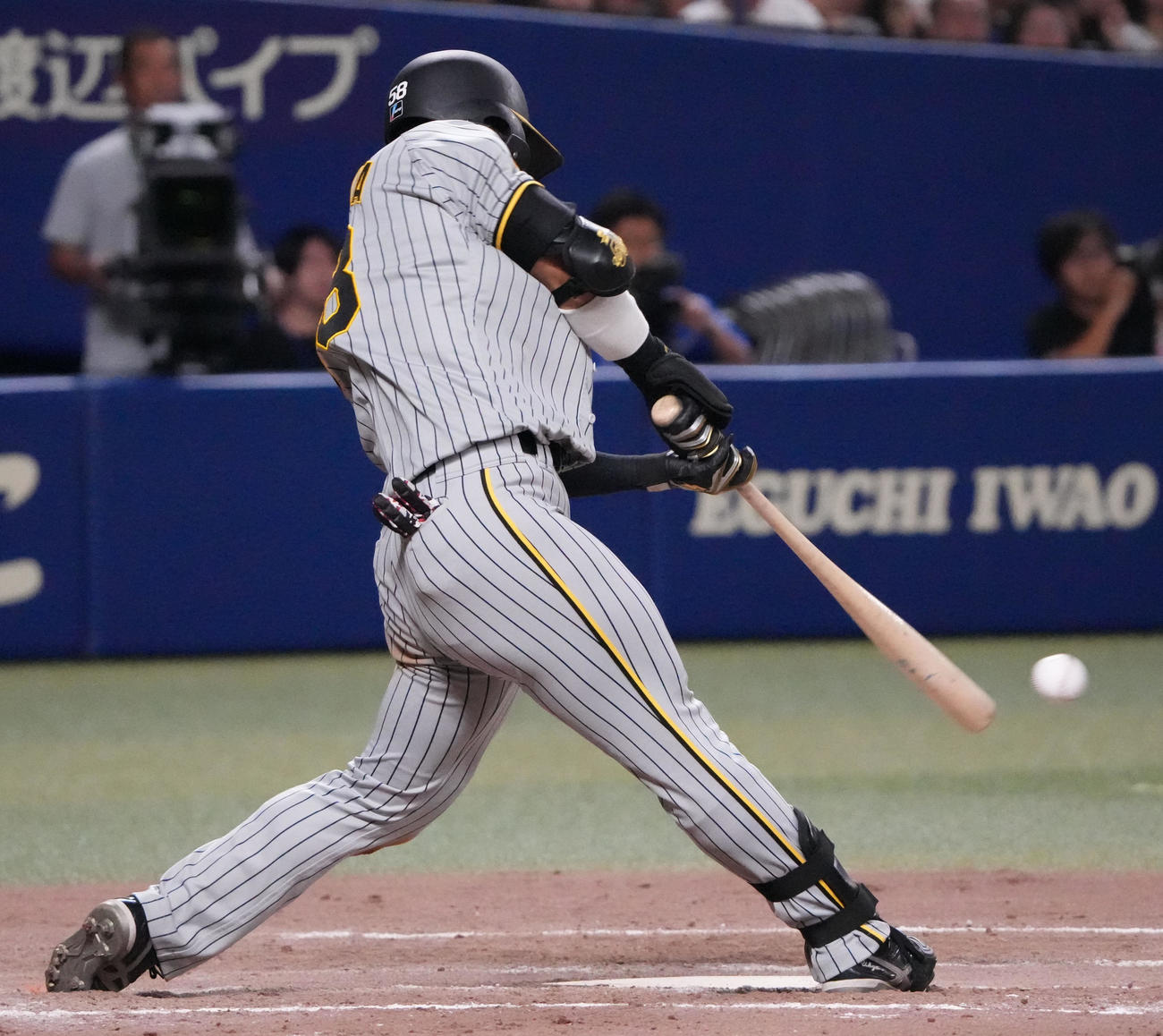 中日対阪神　8回表阪神2死一塁、右適時二塁打を放つ前川（撮影・森本幸一）