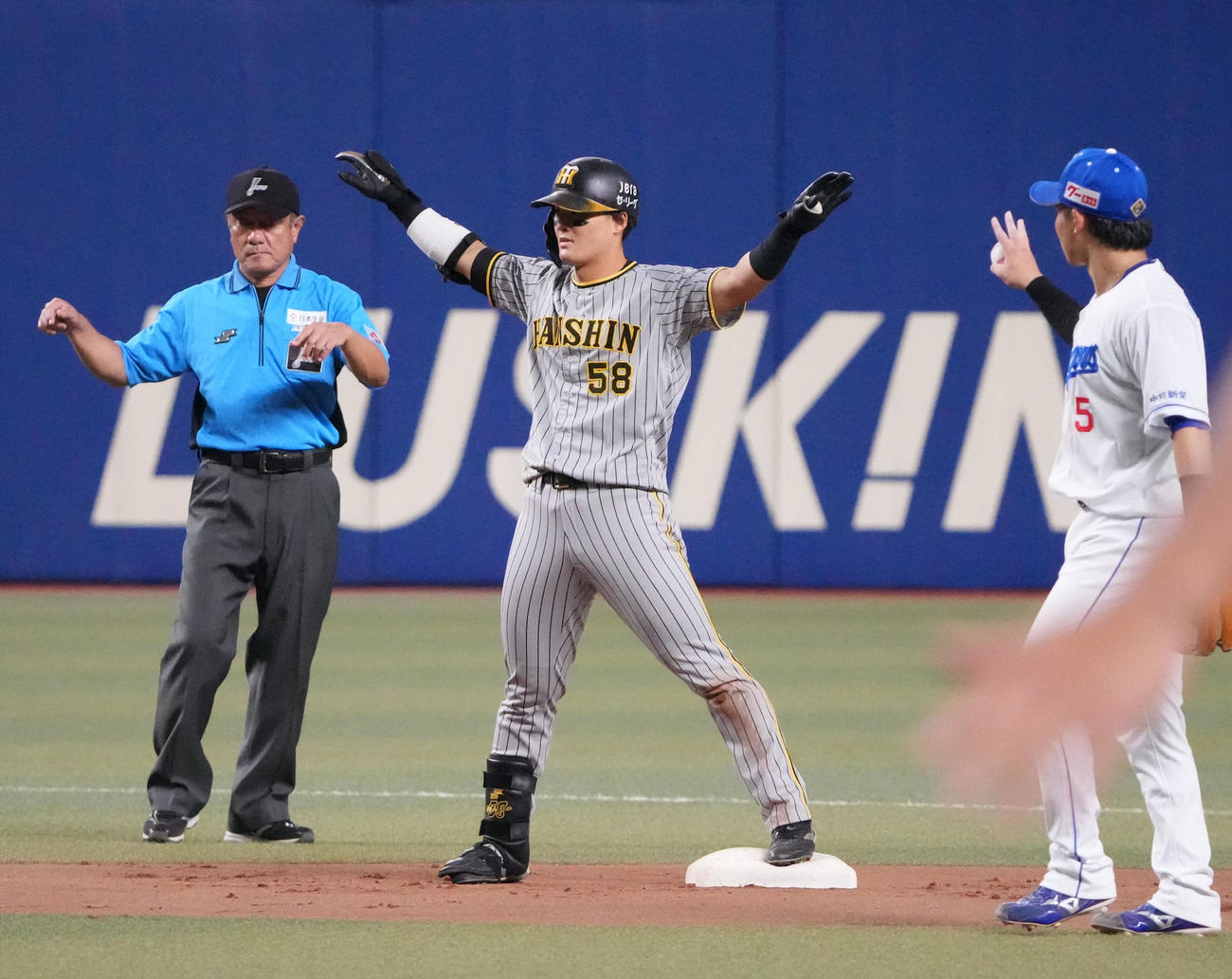 中日対阪神　8回表阪神2死一塁、右適時二塁打を放った前川（中央）（撮影・森本幸一）