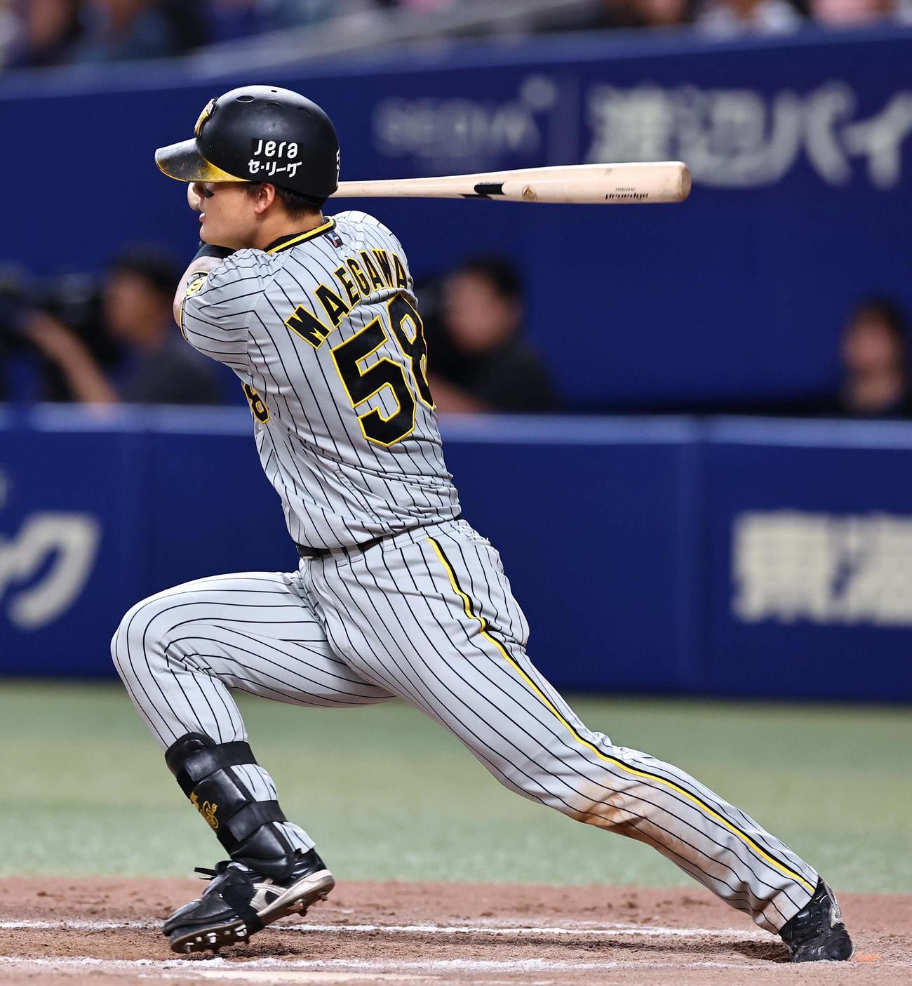 中日対阪神　8回表阪神2死一塁、前川は適時二塁打を放つ（撮影・上田博志）