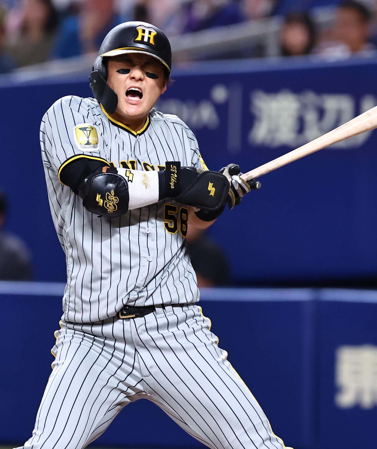 中日対阪神　4回表阪神無死二、三塁、前川右京は左手に死球を受ける（撮影・上田博志）