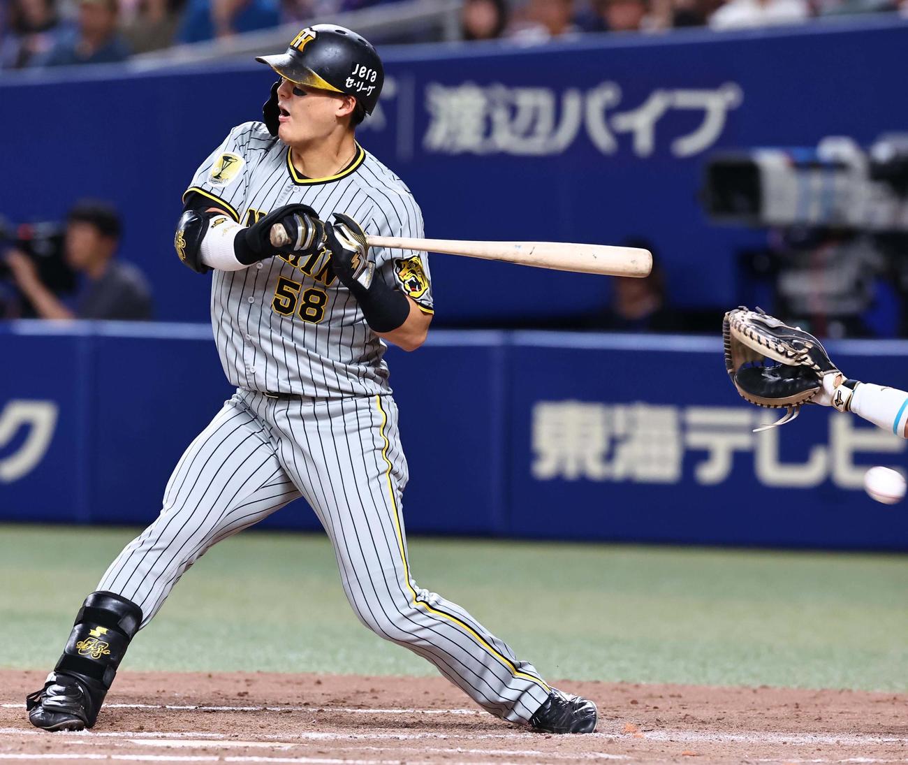 中日対阪神　4回表阪神無死二、三塁、前川右京は左手に死球を受ける（撮影・上田博志）