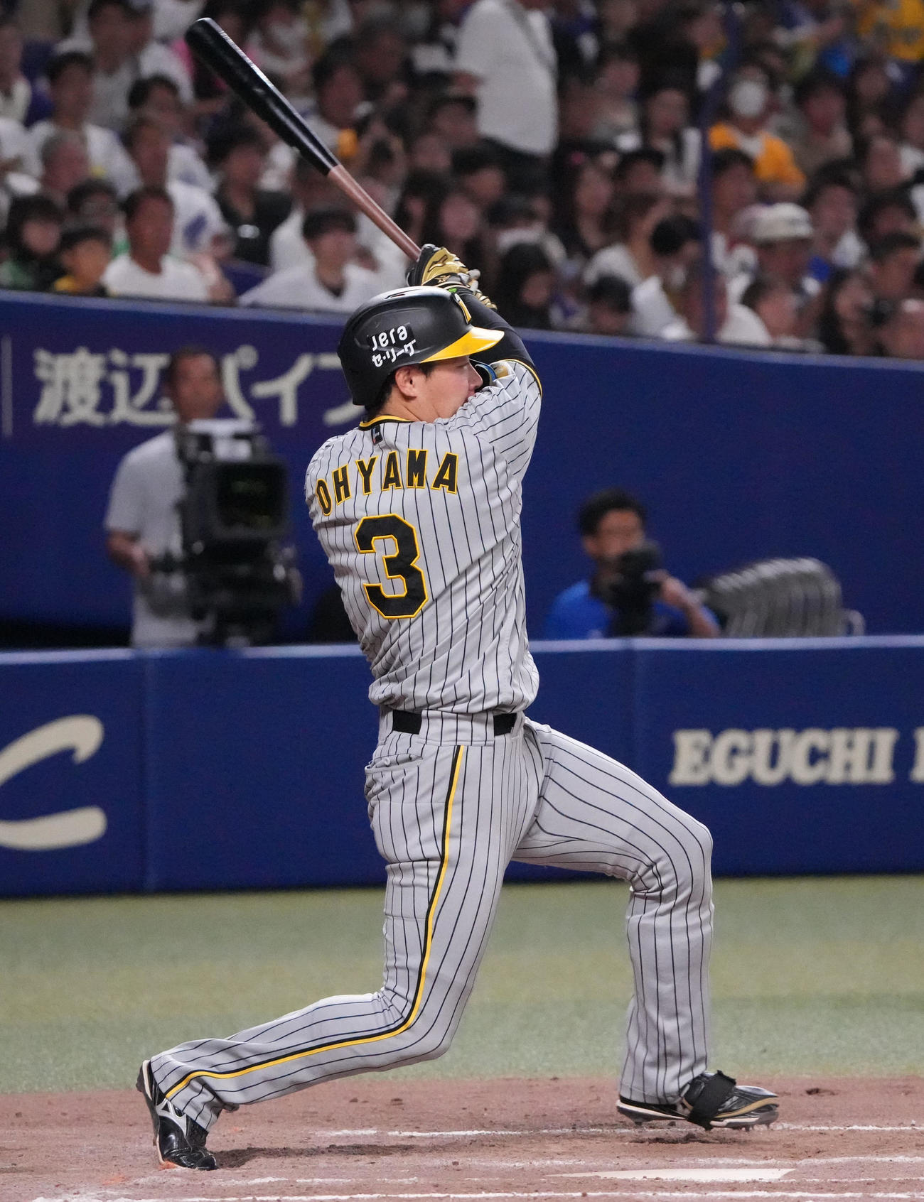 中日対阪神　8回表阪神2死、左前打を放つ大山（撮影・森本幸一）