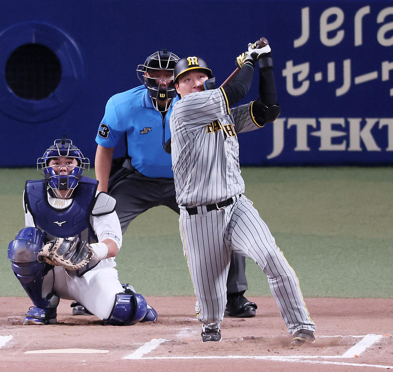 中日対阪神　6回表阪神無死、大山は左越えソロ本塁打を放つ（撮影・加藤哉）