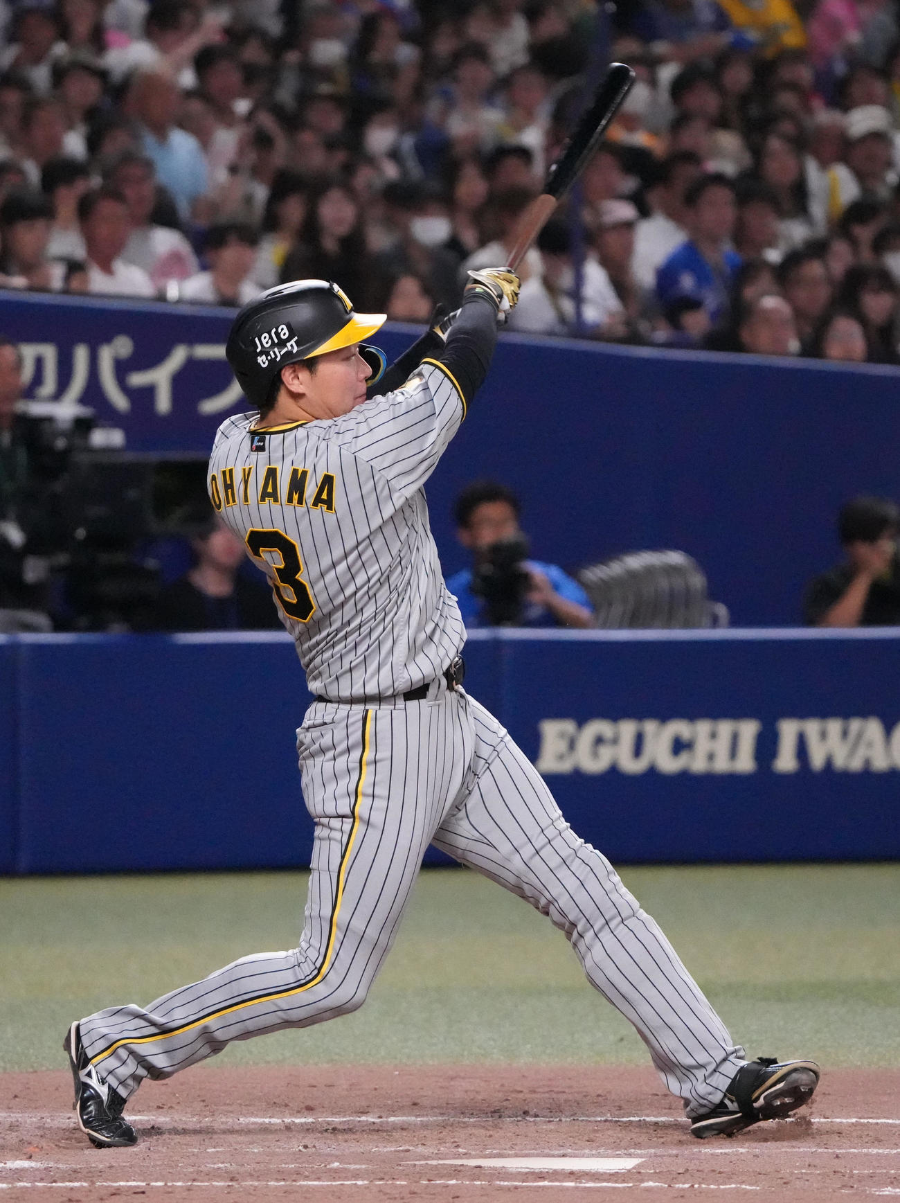 中日対阪神　4回表阪神無死一塁、左二塁打を放つ大山（撮影・森本幸一）