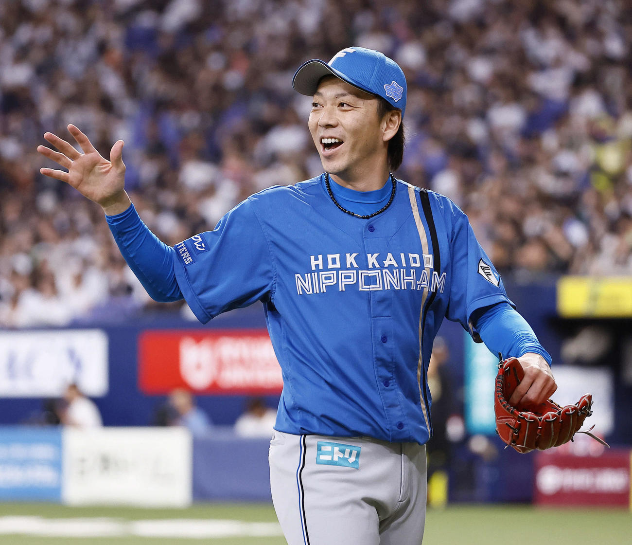 オリックス対日本ハム　7回を3人で抑え笑顔で野手を出迎える日本ハム宮西（撮影・藤尾明華）
