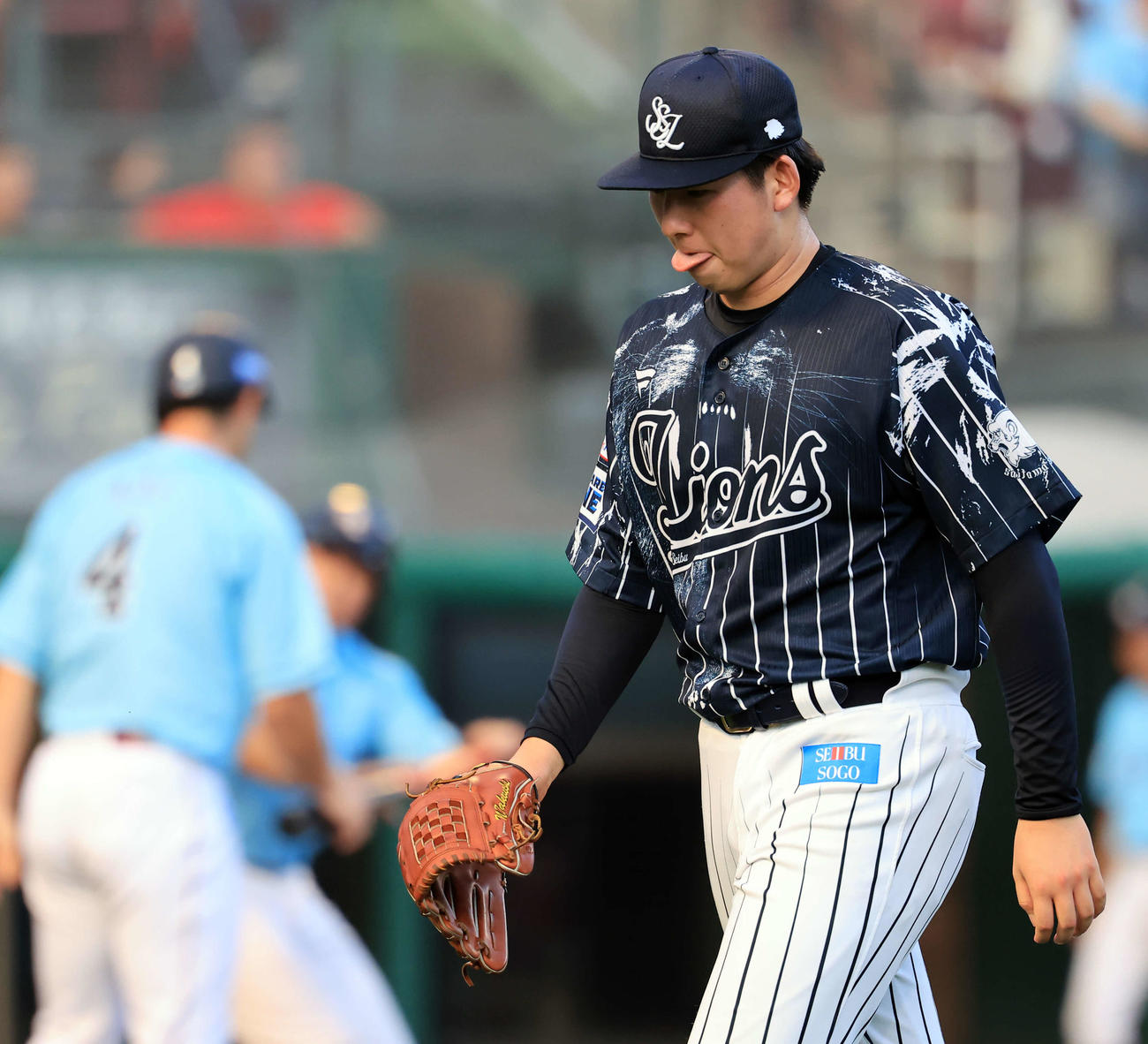 楽天対西武　2回裏楽天に6点を奪われ悔しそうに舌を出す武内（撮影・浅見桂子）