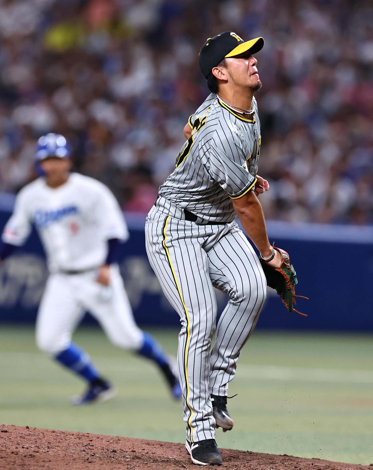 中日対阪神　4回裏中日2死一、三塁、伊藤将は細川に中前適時打を浴びる（撮影・上田博志）