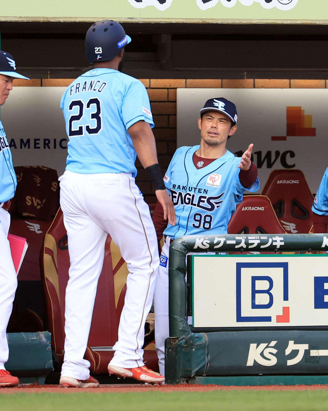 楽天対西武　2回裏楽天1死満塁、中島の左適時打で生還したフランコ（手前）を迎える今江監督（撮影・浅見桂子）