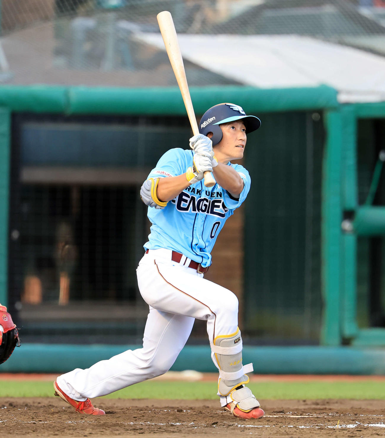 楽天対西武　2回裏楽天1死満塁、小深田は右越え2点適時二塁打を放つ（撮影・浅見桂子）
