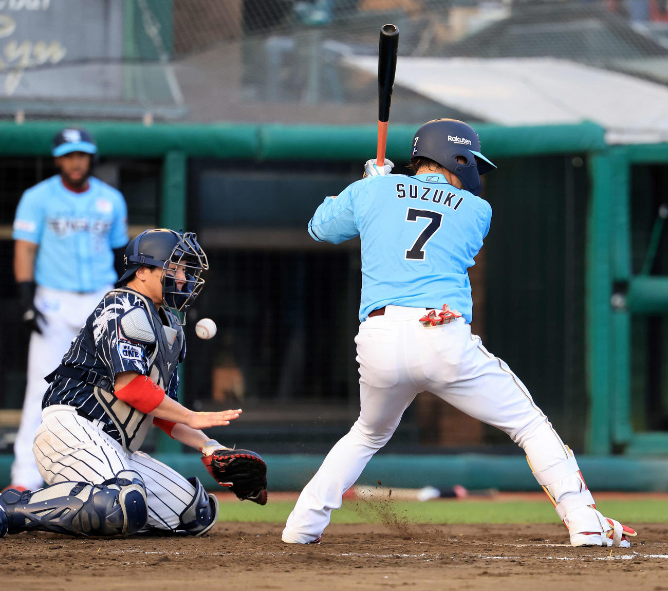 楽天対西武　2回裏楽天2死一、三塁、打者鈴木の時、相手暴投で追加点を挙げる。捕手炭谷（撮影・浅見桂子）