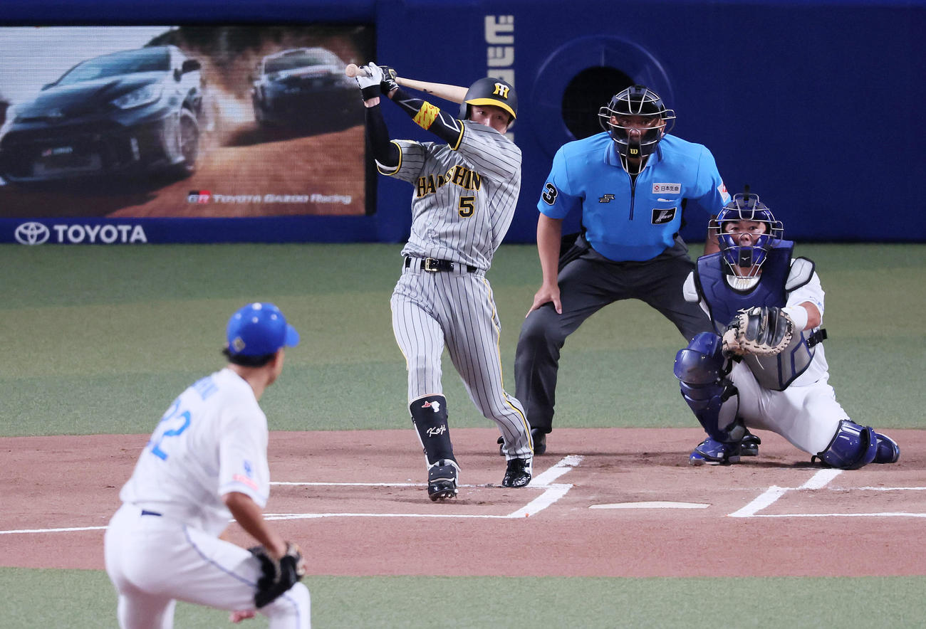 中日対阪神　1回表阪神無死、近本は左前打を放つ。投手大野（撮影・加藤哉）