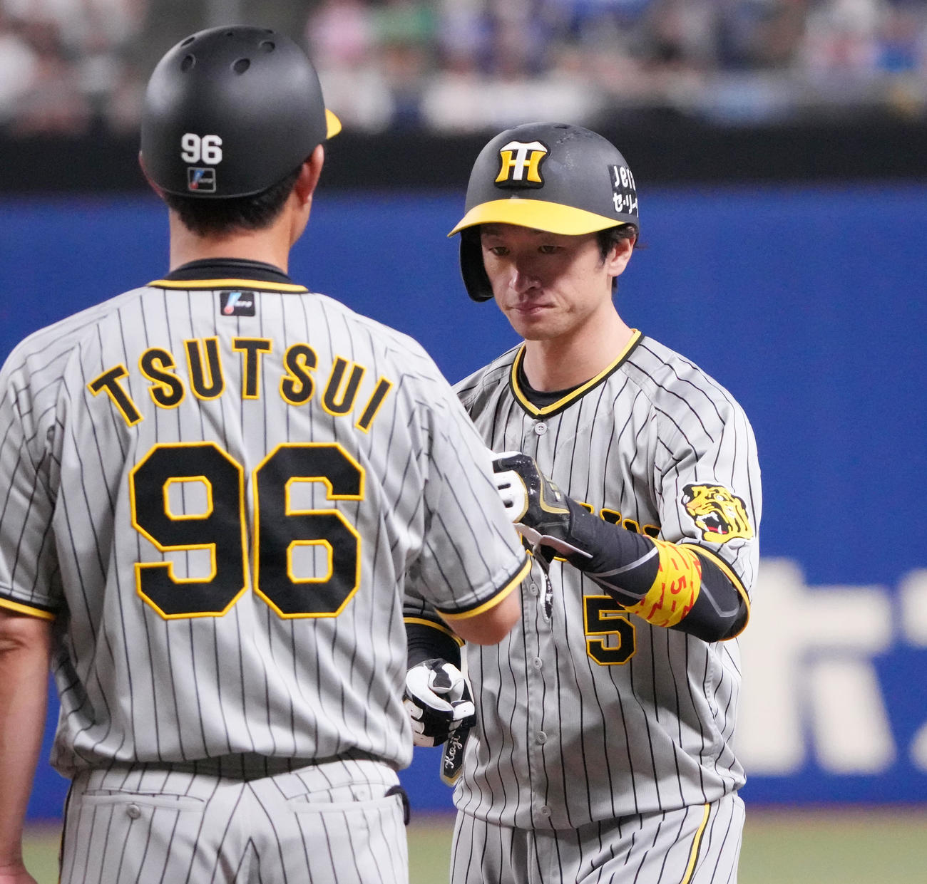 中日対阪神　9回表阪神1死一塁、左前打を放った近本（右）（撮影・森本幸一）