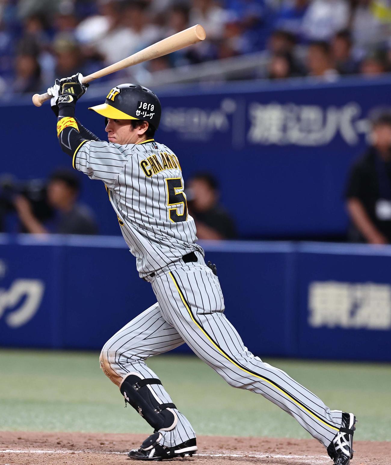 中日対阪神　9回表阪神1死一塁、近本は左前打を放つ（撮影・上田博志）
