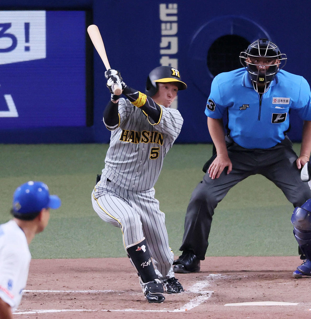 中日対阪神　3回表阪神1死二塁、近本は適時二塁打を放つ。投手大野（撮影・加藤哉）