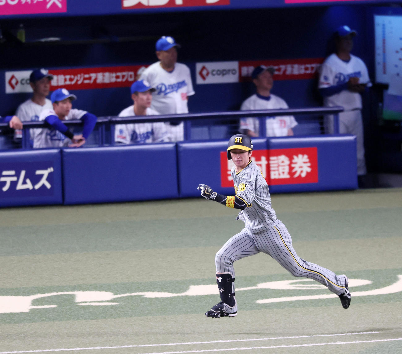 中日対阪神　3回表阪神1死二塁、近本は左適時二塁打を放つ（撮影・加藤哉）