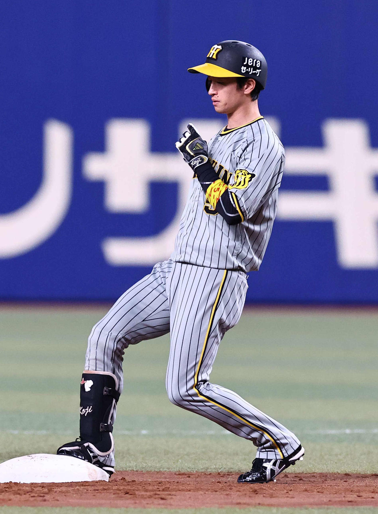 中日対阪神　3回表阪神無1死二塁、近本は左翼線に先制適時二塁打を放つ（撮影・上田博志）