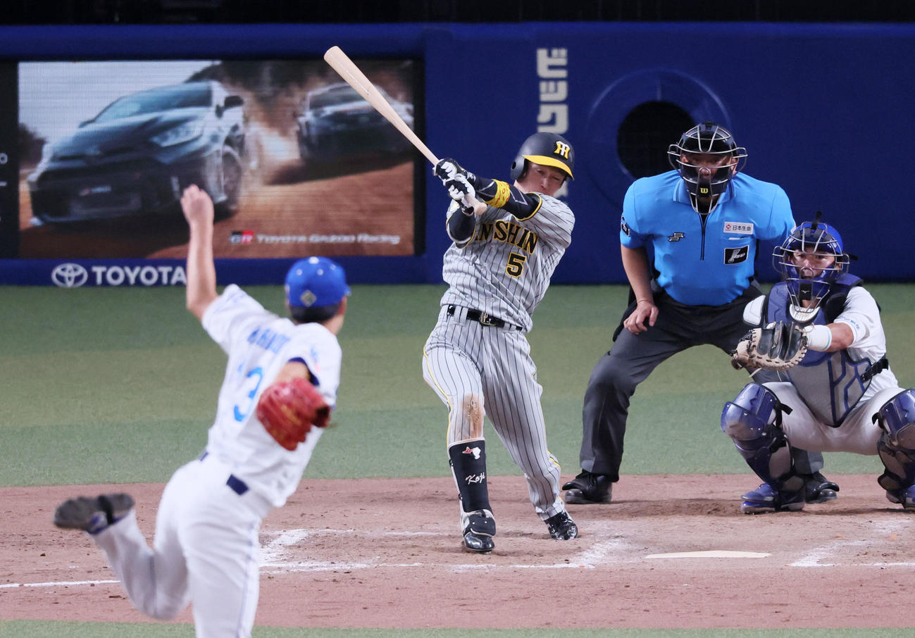 中日対阪神　9回表阪神1死一塁、左前打を放つ近本。投手橋本（撮影・加藤哉）