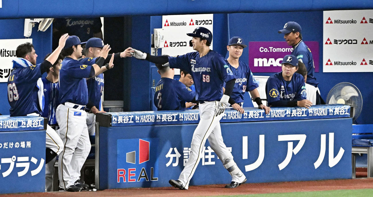 DeNA対巨人　6回裏DeNA無死、先制ソロ本塁打を放った梶原（手前）は生還しチームメートとタッチをかわす（撮影・滝沢徹郎）