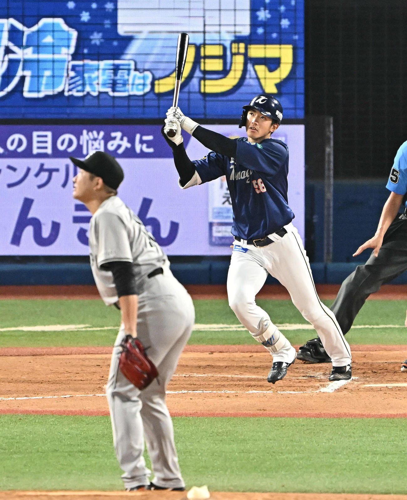 DeNA対巨人　6回裏DeNA無死、梶原は右越え先制ソロ本塁打を放つ。投手菅野（撮影・滝沢徹郎）