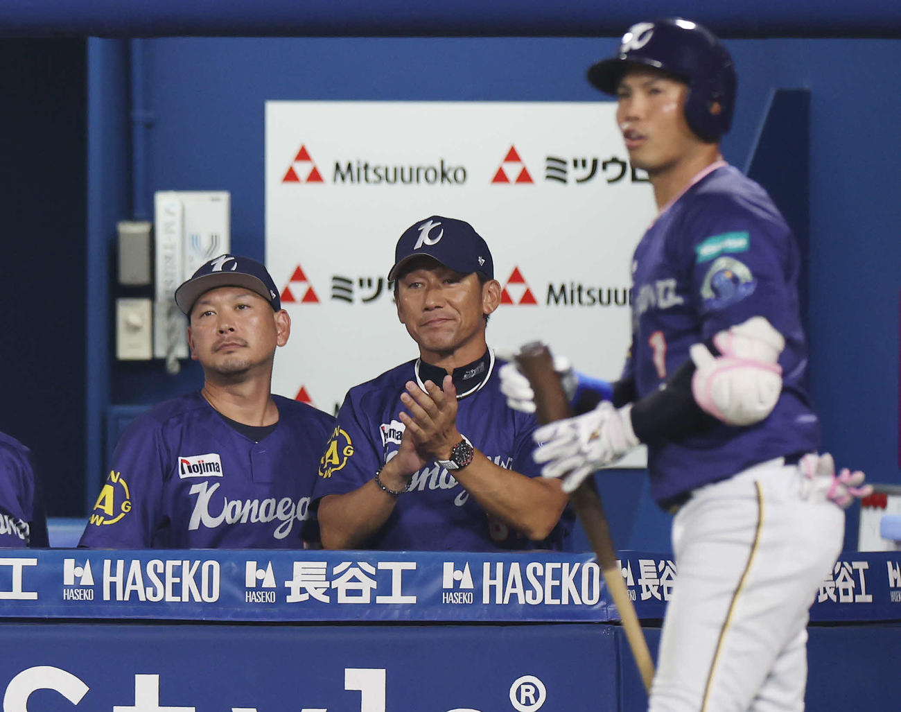 DeNA対巨人　6回裏DeNA無死、梶原がソロ本塁打を放ち拍手する三浦監督（中央）（撮影・宮地輝）