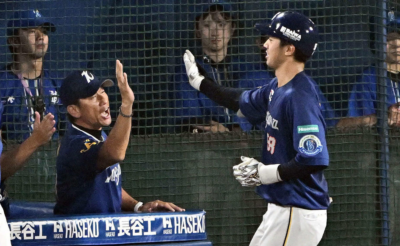 DeNA対巨人　6回裏DeNA無死、先制ソロ本塁打を放った梶原（右）を迎える三浦監督（撮影・滝沢徹郎）