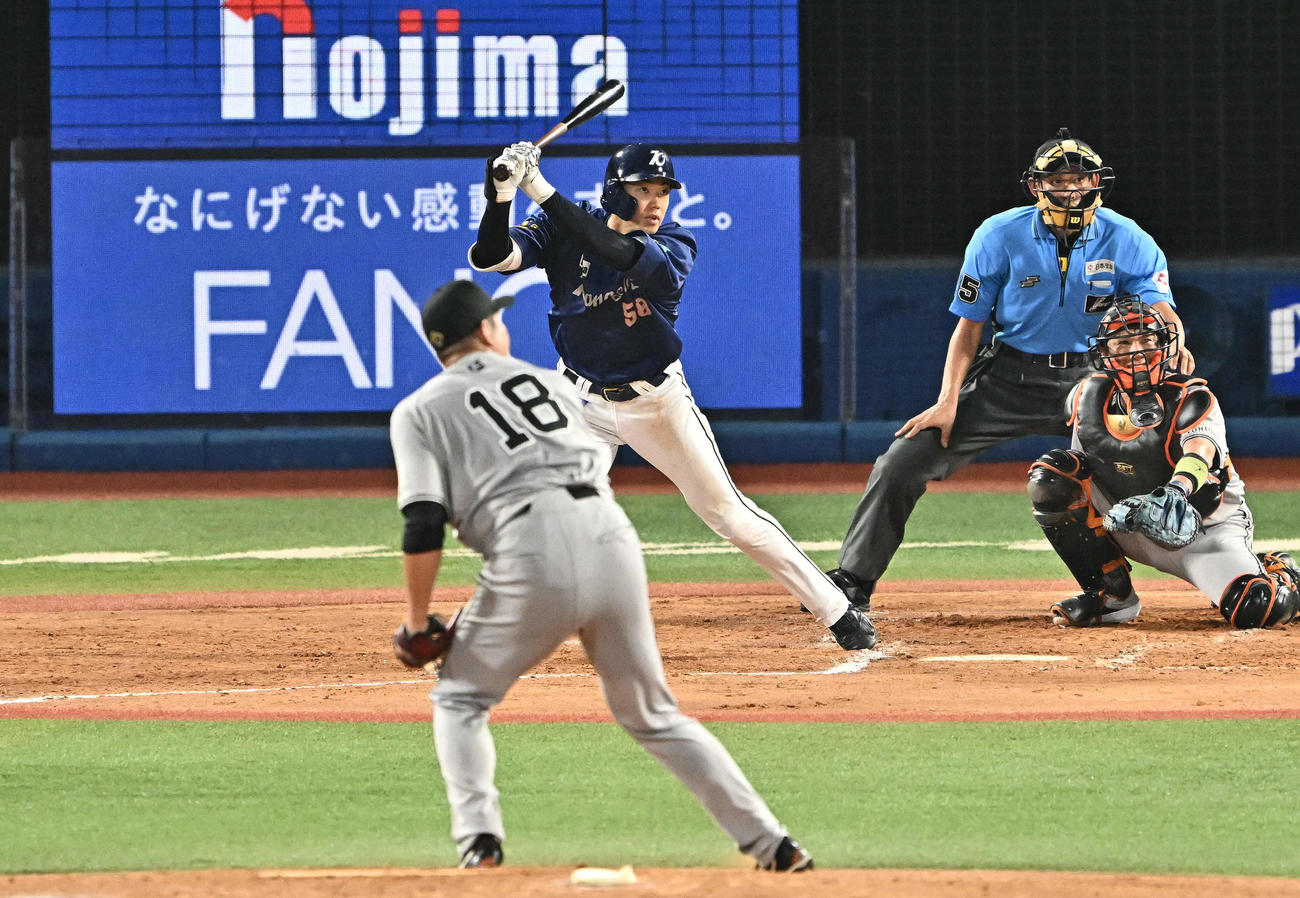 DeNA対巨人　3回裏DeNA2死、梶原は左前打を放つ。投手菅野（撮影・滝沢徹郎）