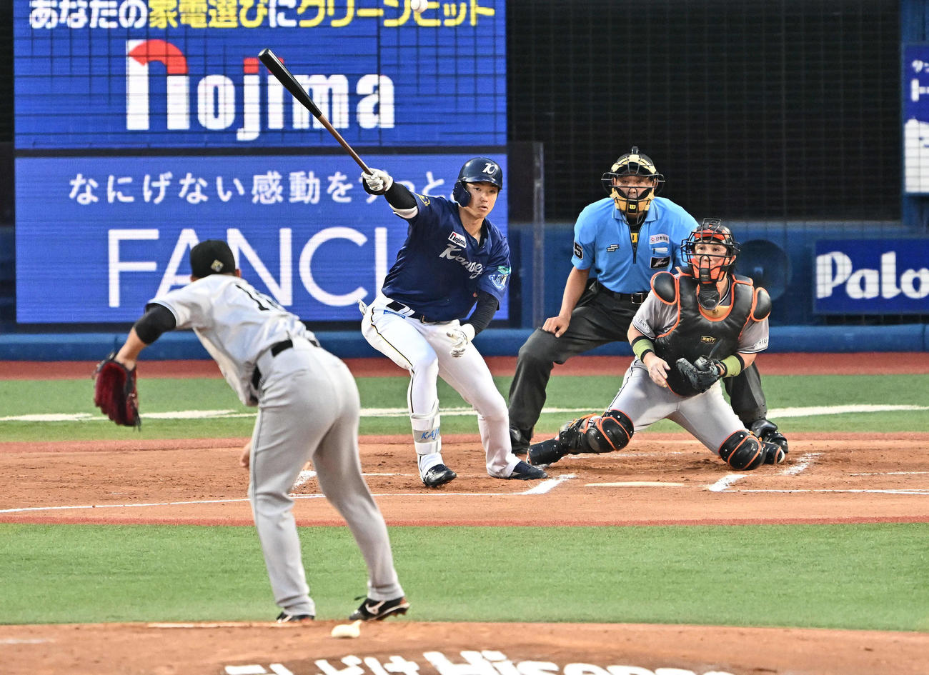 DeNA対巨人　1回裏DeNA無死、梶原は二塁内野安打を放つ。投手菅野（撮影・滝沢徹郎）