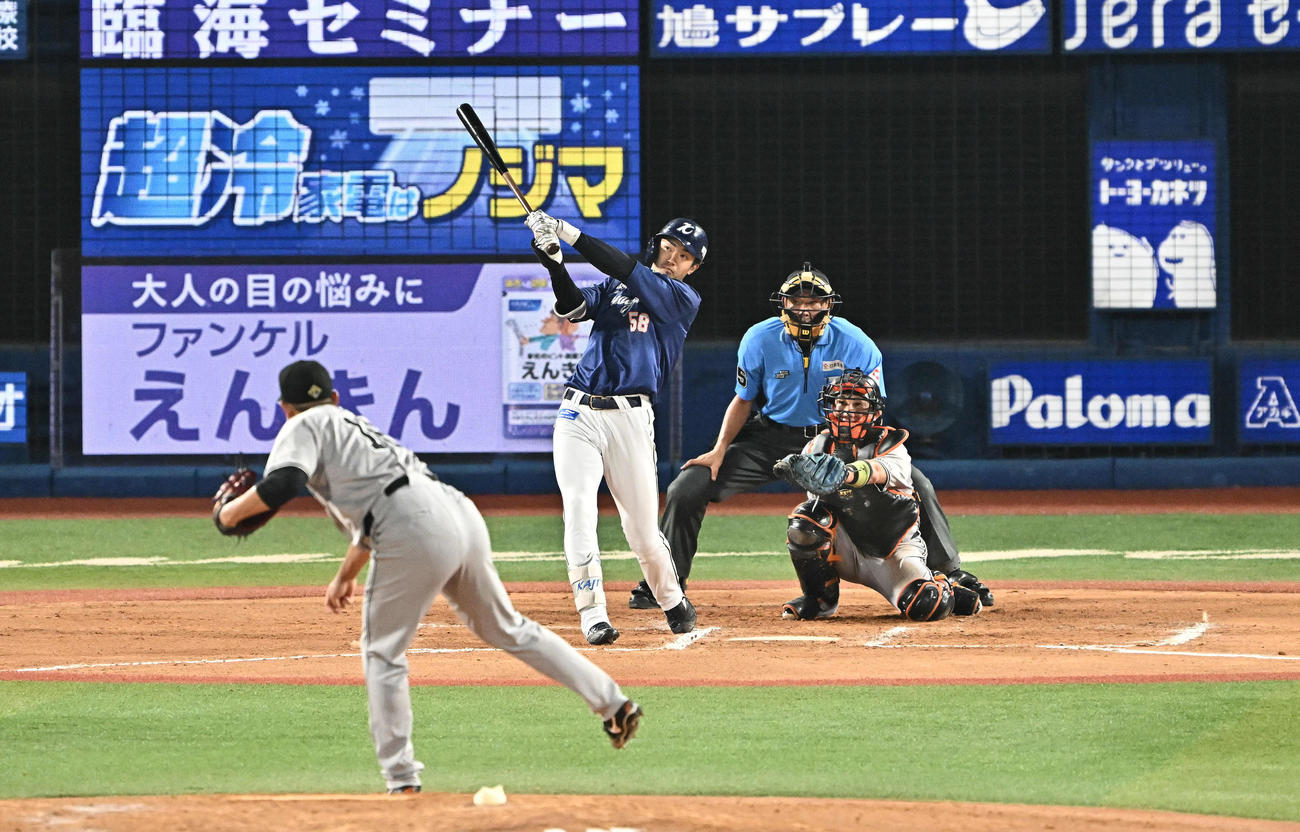 DeNA対巨人　6回裏DeNA無死、梶原は右越え先制ソロ本塁打を放つ。投手菅野（撮影・滝沢徹郎）