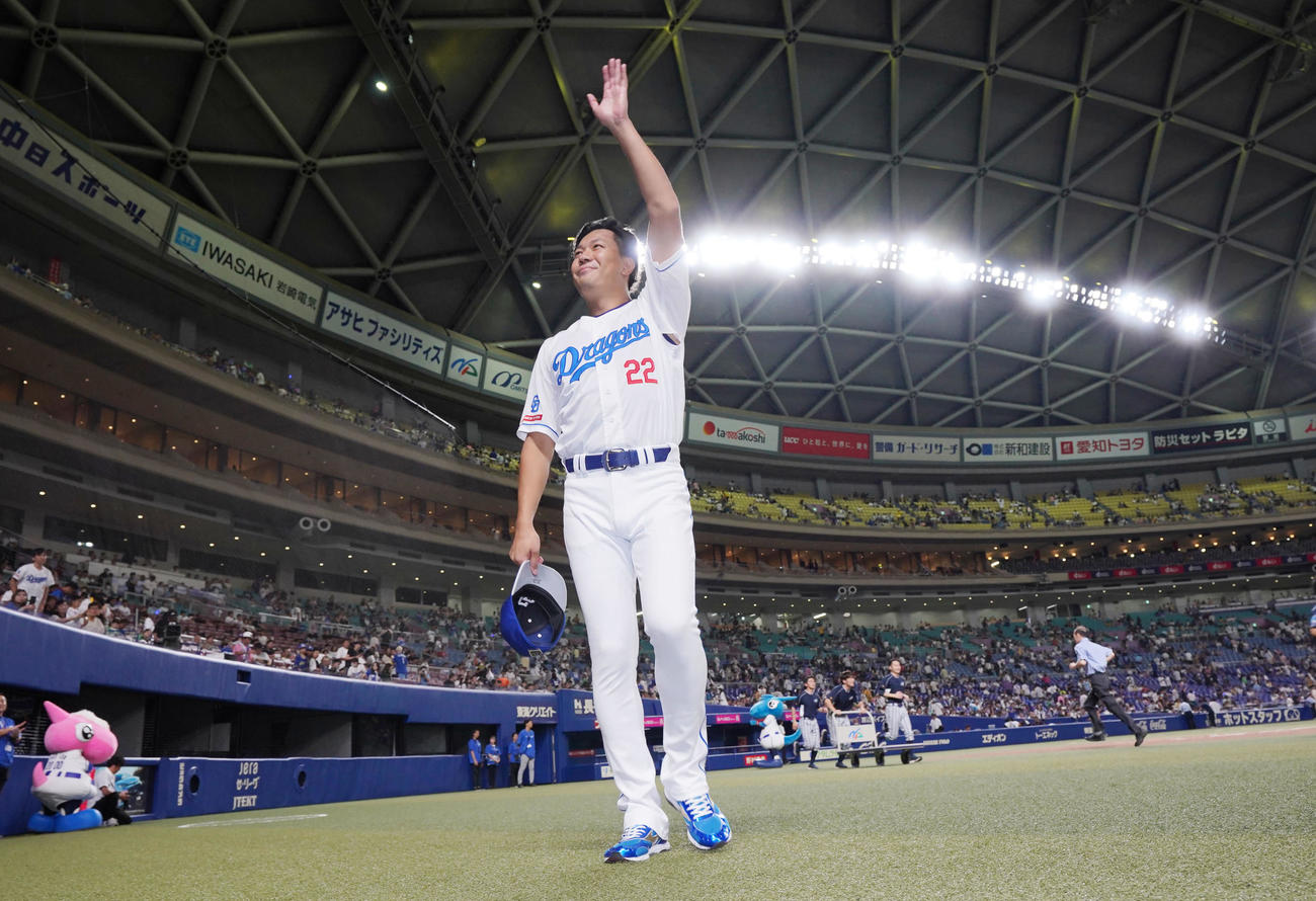 中日対阪神　ヒーローインタビューを終えスタンドの声援に応える大野（撮影・森本幸一）