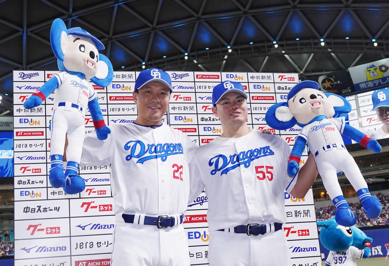 中日対阪神　ヒーローインタビューを終えポーズを決める（左から）大野と細川（撮影・森本幸一）