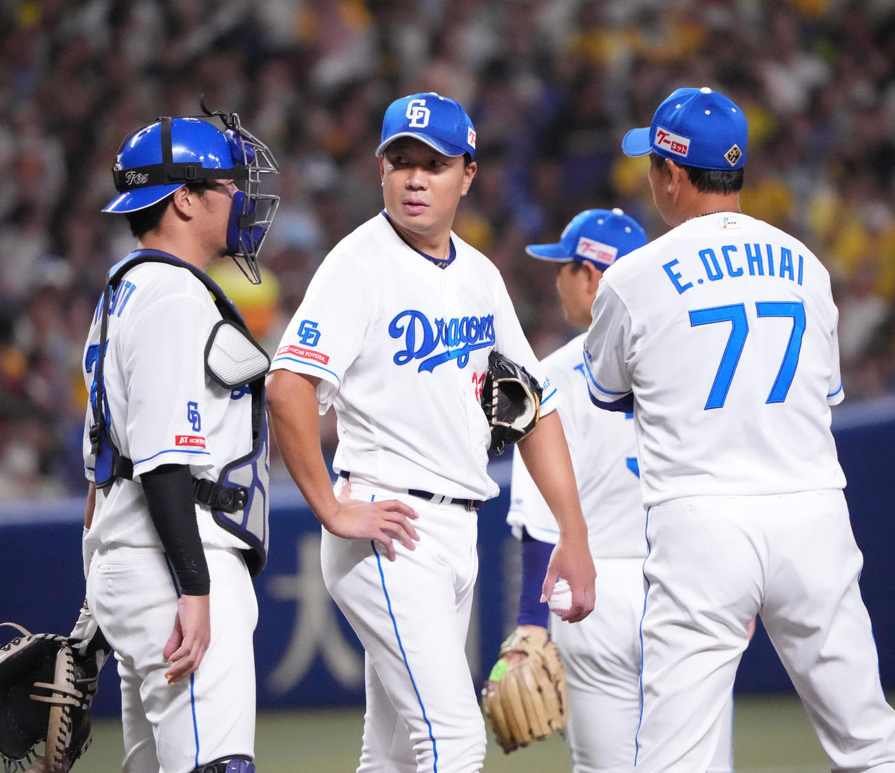 中日対阪神　4回表阪神無死満塁、マウンドの大野（左から2人目）のもとに集まる阪神ナイン（撮影・森本幸一）