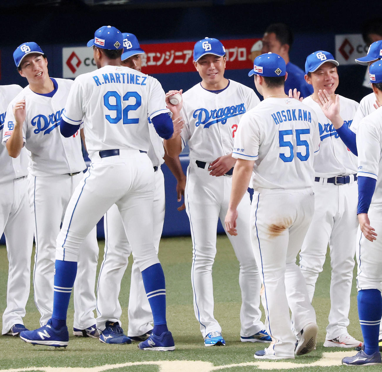 中日対阪神　阪神に勝利しマルティネス（左）からウイニングボールを手渡される大野（撮影・加藤哉）