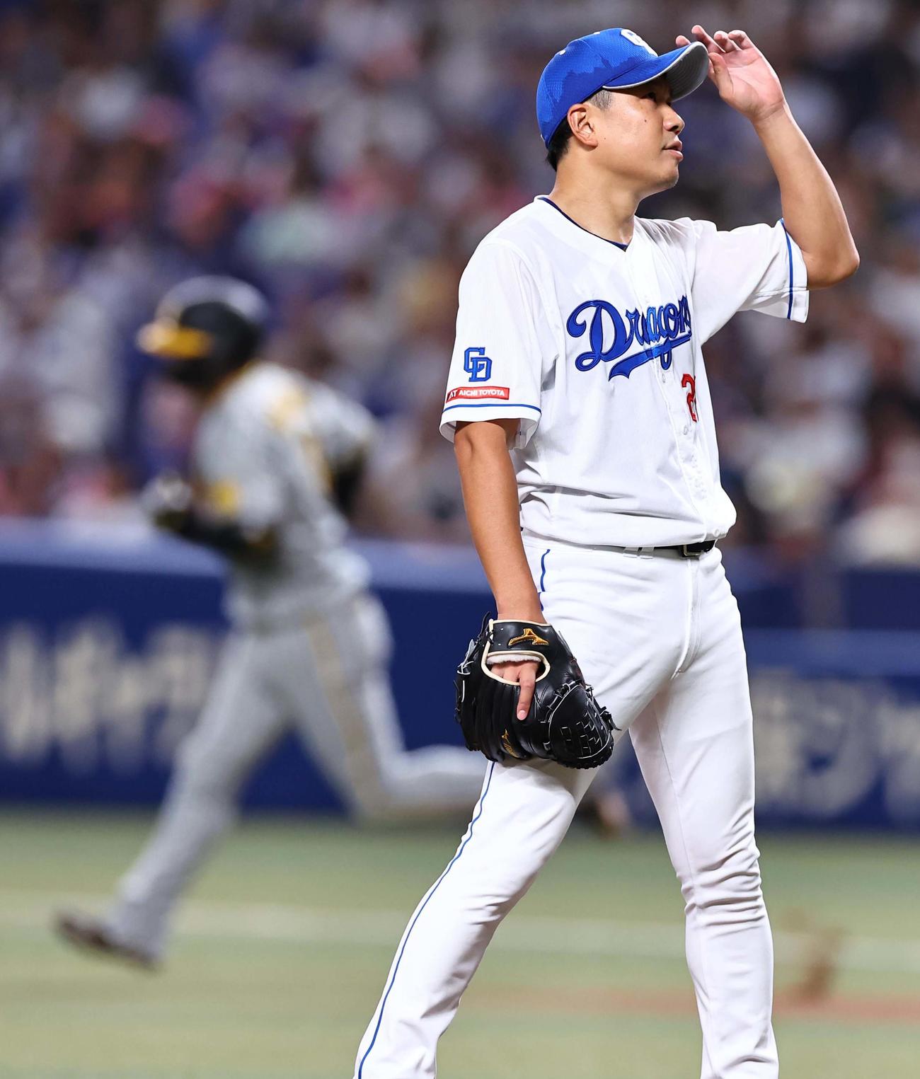 中日対阪神　6回表阪神無死、大野（右）は大山に左越えソロ本塁打を浴びる（撮影・上田博志）