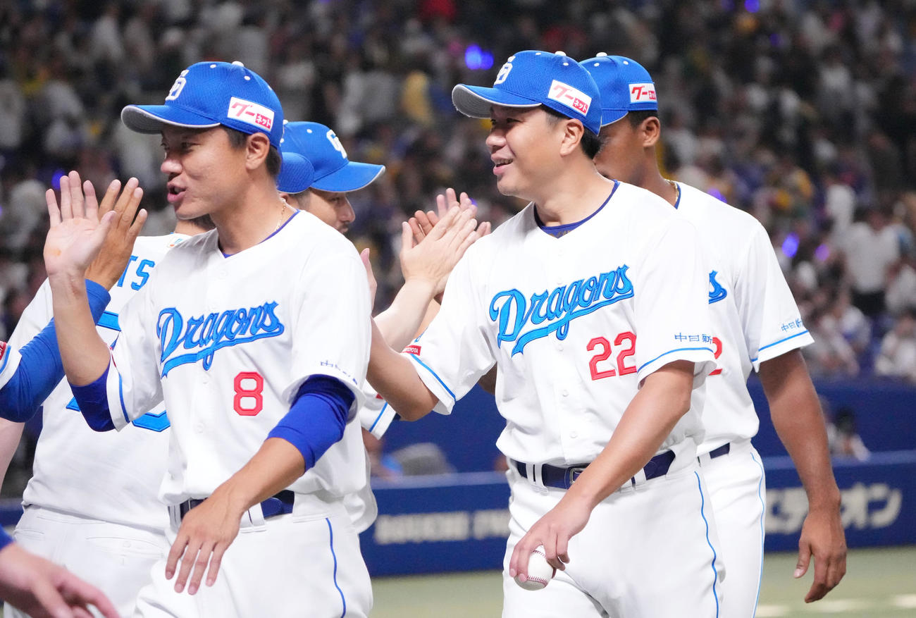 中日対阪神　試合終了、勝利球を手にナインとタッチを交わす大野（右から2人目）（撮影・森本幸一）