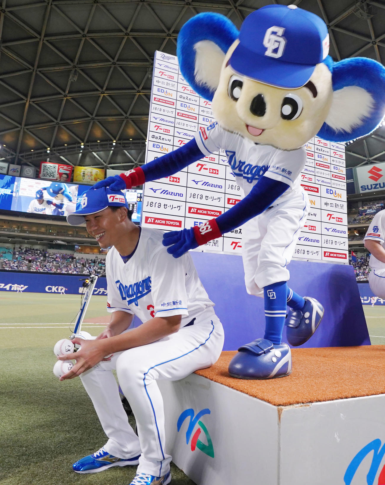 中日対阪神　ヒーローインタビューを終えドアラの祝福を受ける大野（左）（撮影・森本幸一）