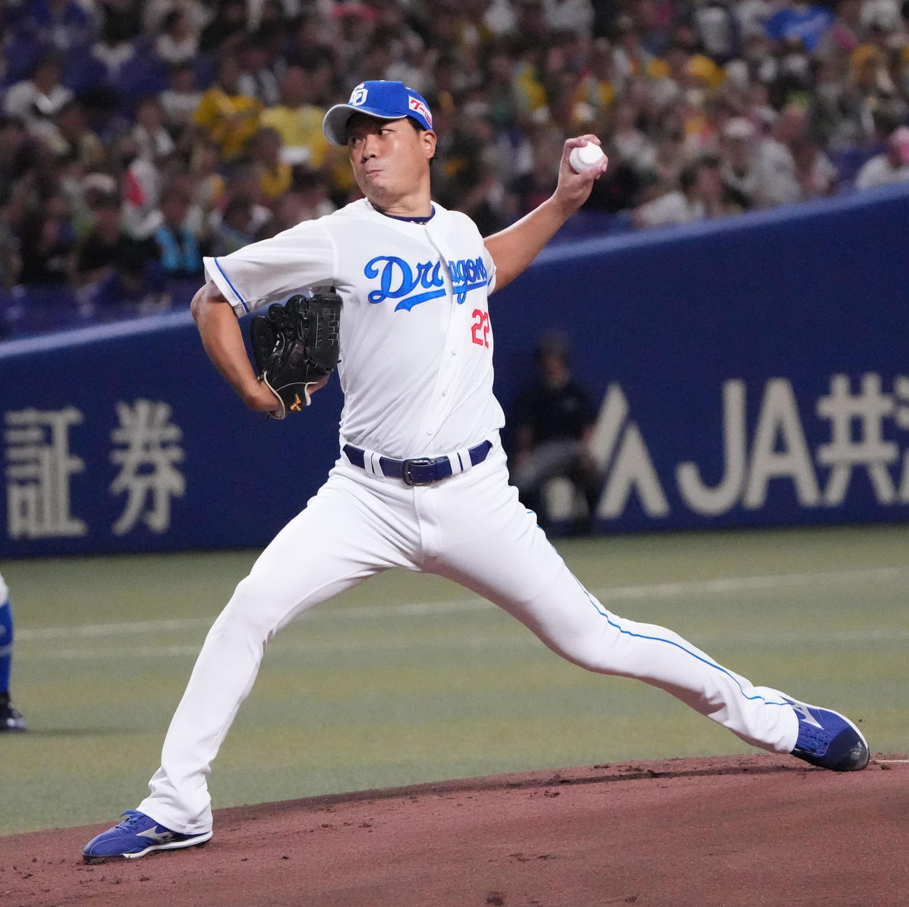 中日対阪神　1回表、登板する中日先発の大野（撮影・森本幸一）