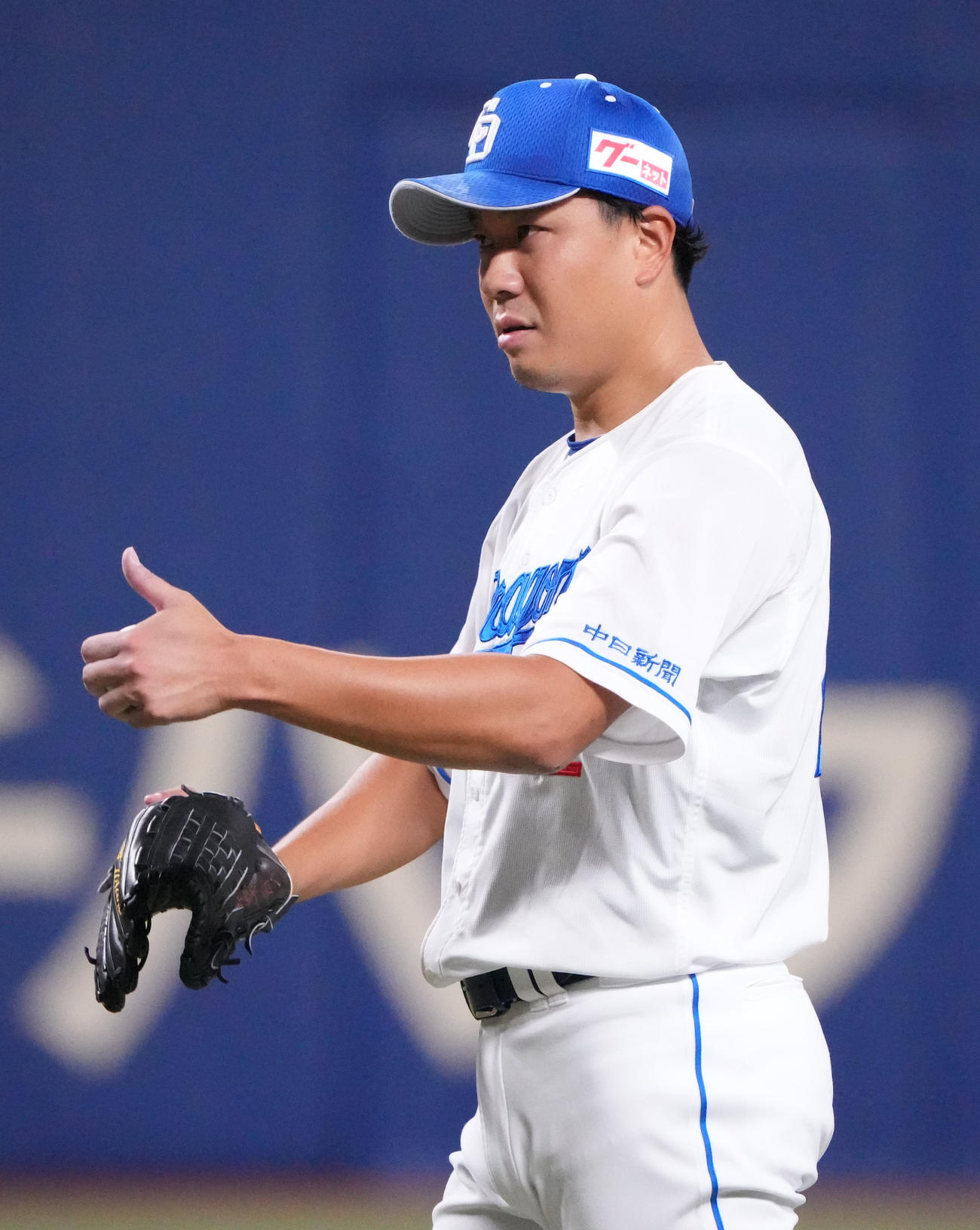 中日対阪神　2回表、捕手木下に合図を送る中日先発の大野（撮影・森本幸一）