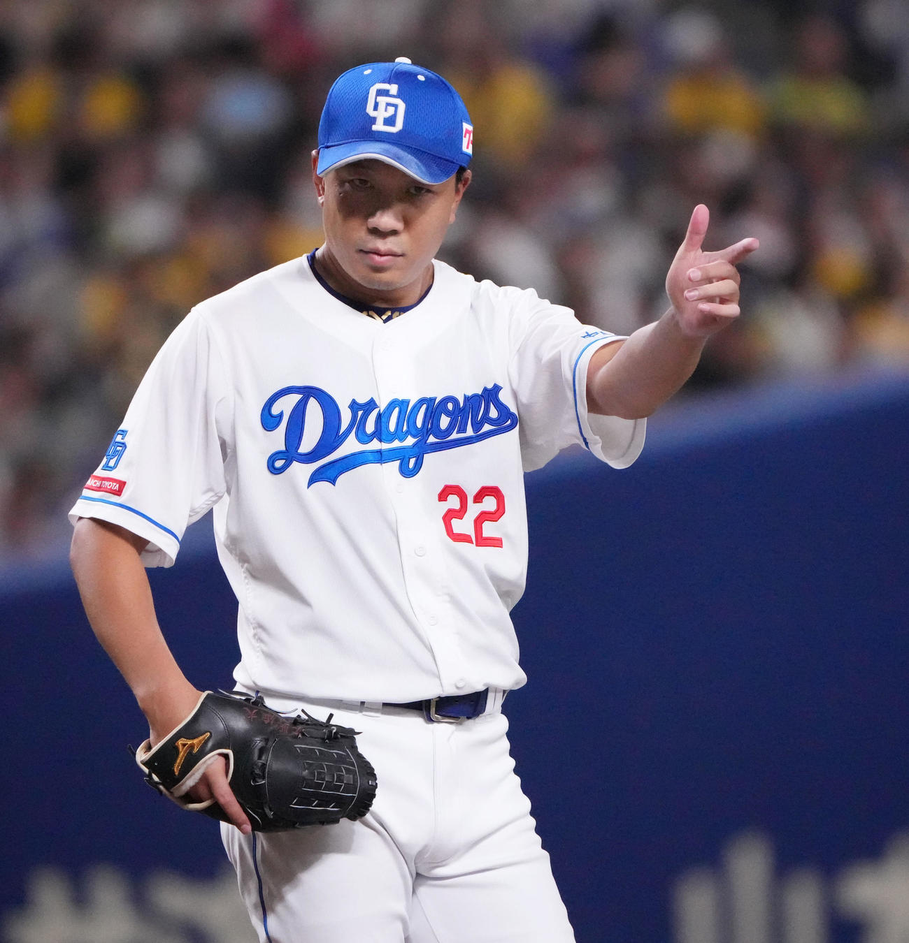 中日対阪神　3回表阪神無死一塁、野手に合図を送る大野（撮影・森本幸一）
