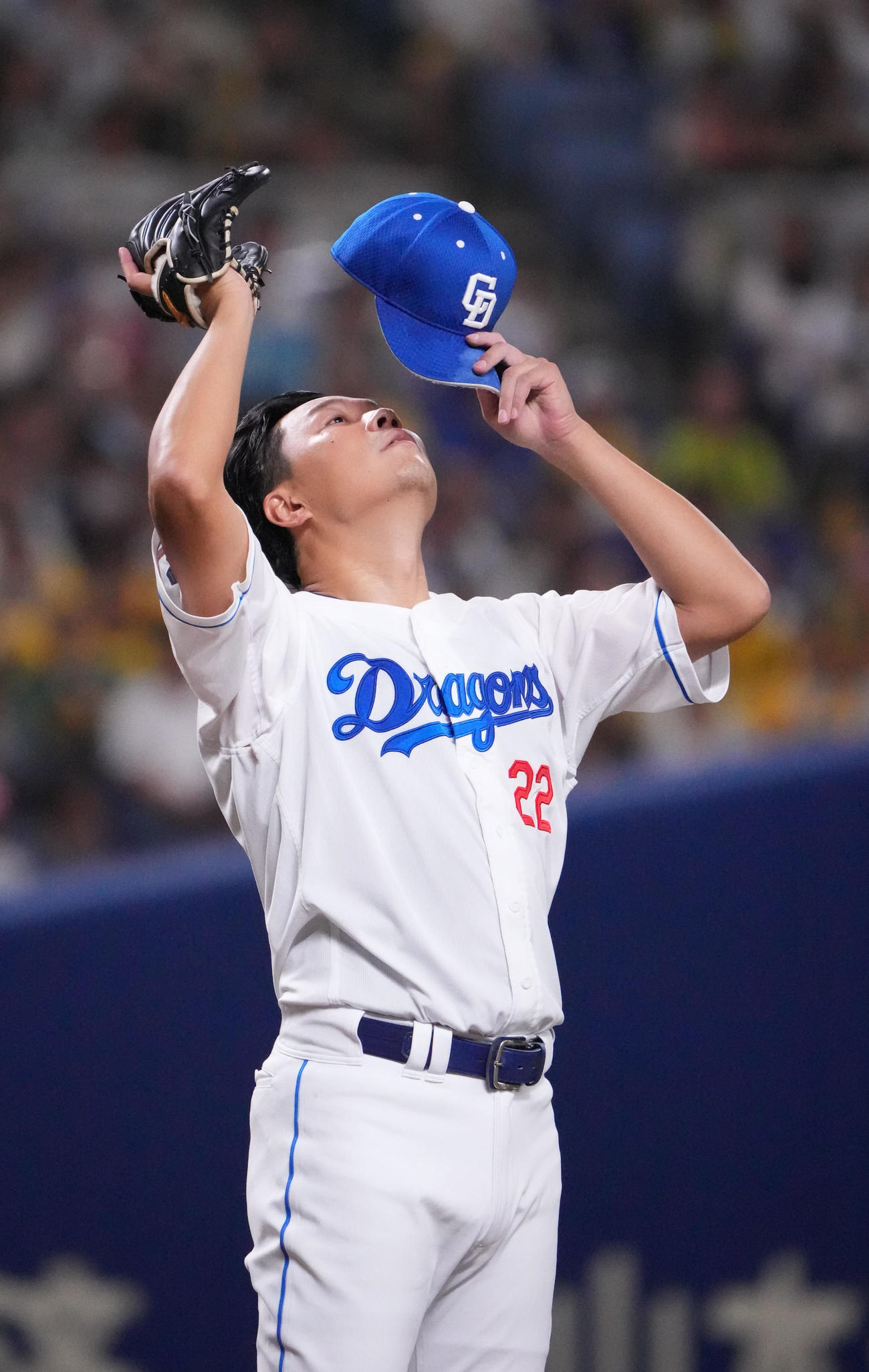 中日対阪神　3回表阪神1死二塁、汗を拭く大野（撮影・森本幸一）