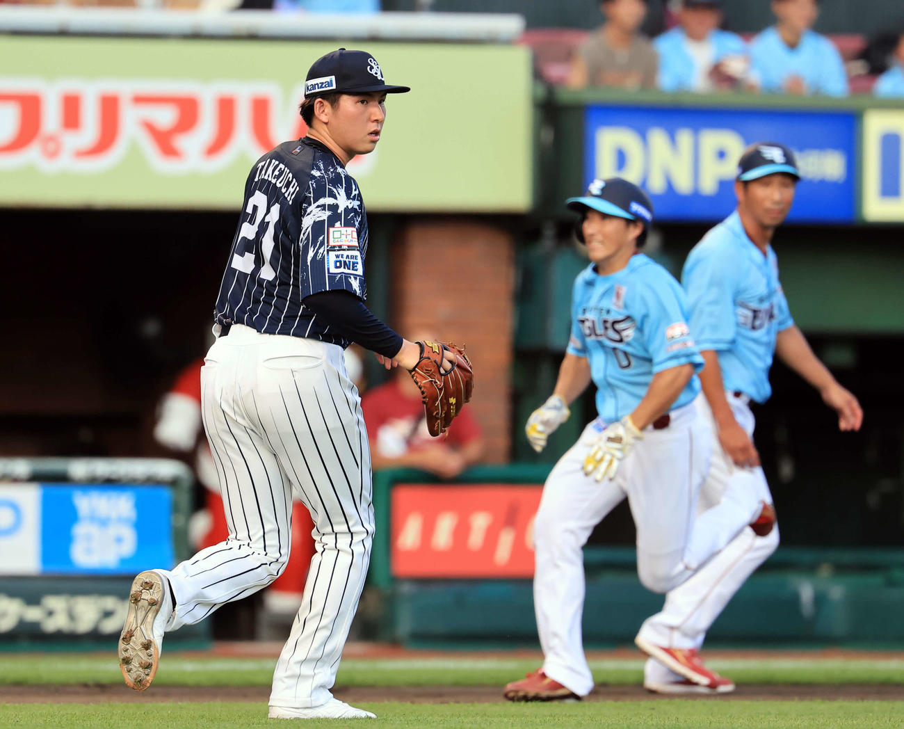 楽天対西武　2回裏楽天1死二、三塁、村林に2点適時打を許し、打球を見ながらカバーに走る武内（撮影・浅見桂子）