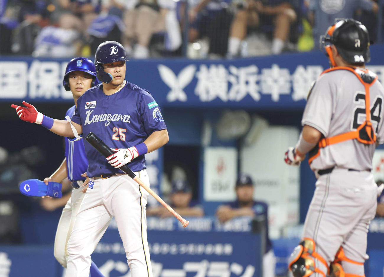 DeNA対巨人　9回裏DeNA1死二塁、申告敬遠を受ける代打筒香（撮影・宮地輝）