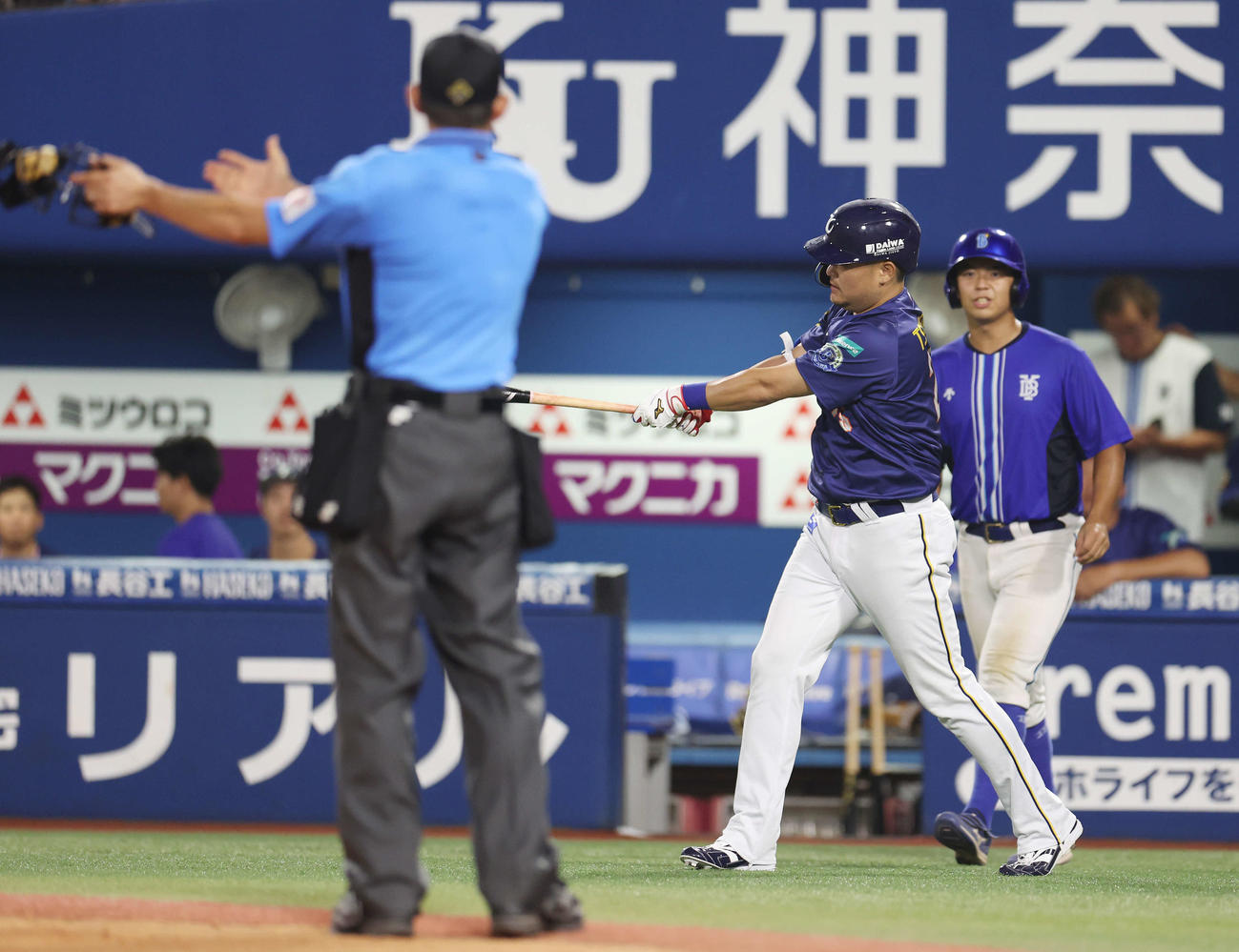 DeNA対巨人　9回裏DeNA1死二塁、申告敬遠を受ける代打筒香（撮影・宮地輝）