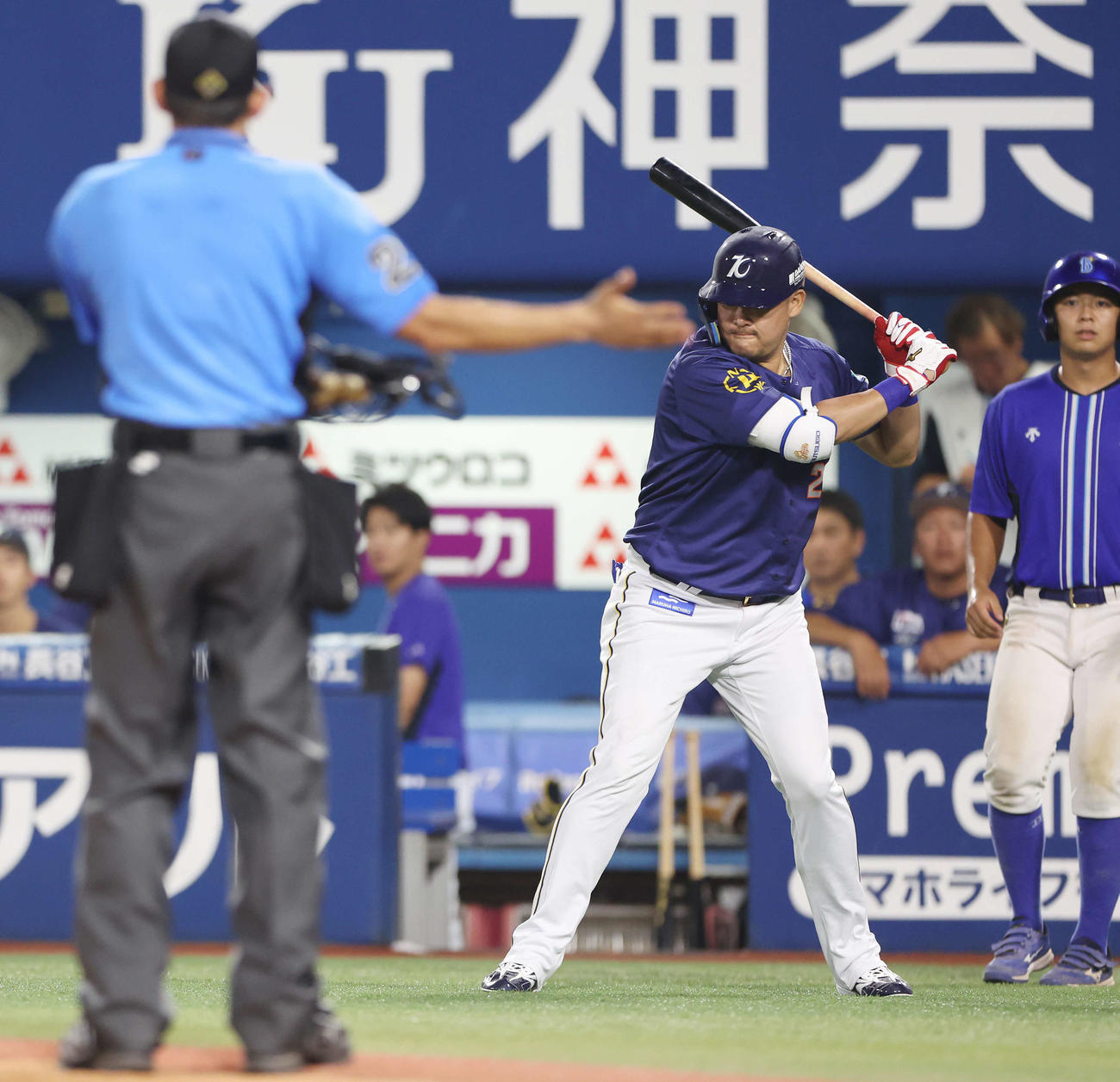 DeNA対巨人　9回裏DeNA1死二塁、申告敬遠を受ける代打筒香（撮影・宮地輝）
