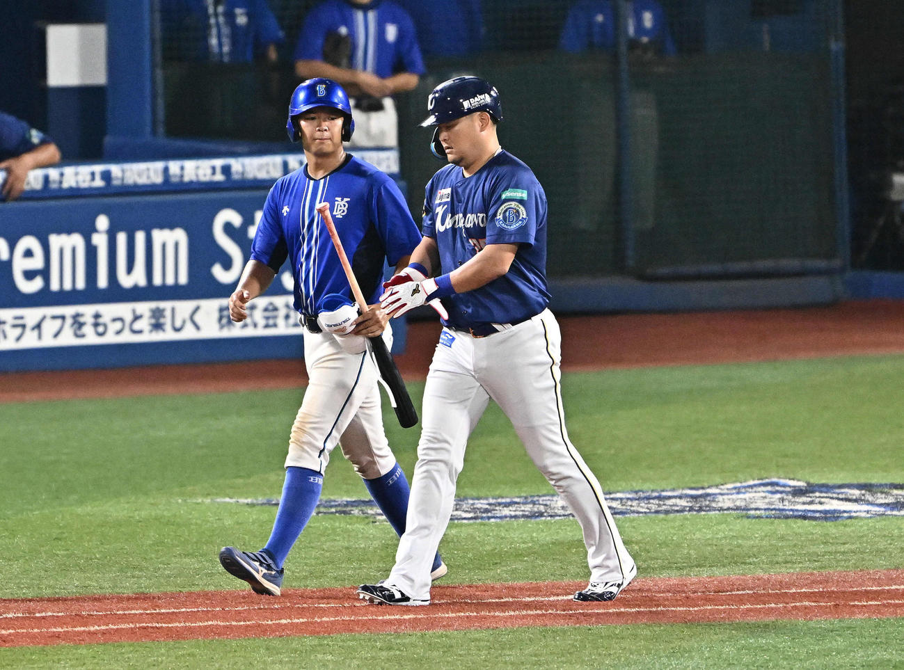 DeNA対巨人　9回裏DeNA1死二塁、代打筒香（右）は申告敬遠で出塁する（撮影・滝沢徹郎）