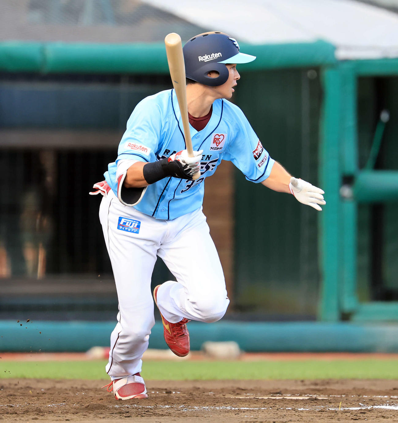 楽天対西武　2回裏楽天1死満塁、中島は左適時打を放つ（撮影・浅見桂子）