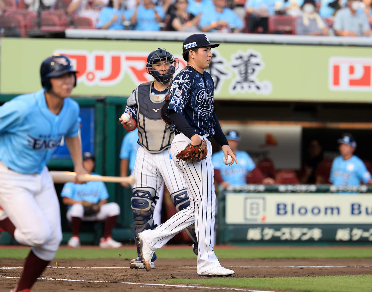 楽天対西武　2回裏楽天1死満塁、中島に左適時打を許し、悔しそうな武内（撮影・浅見桂子）