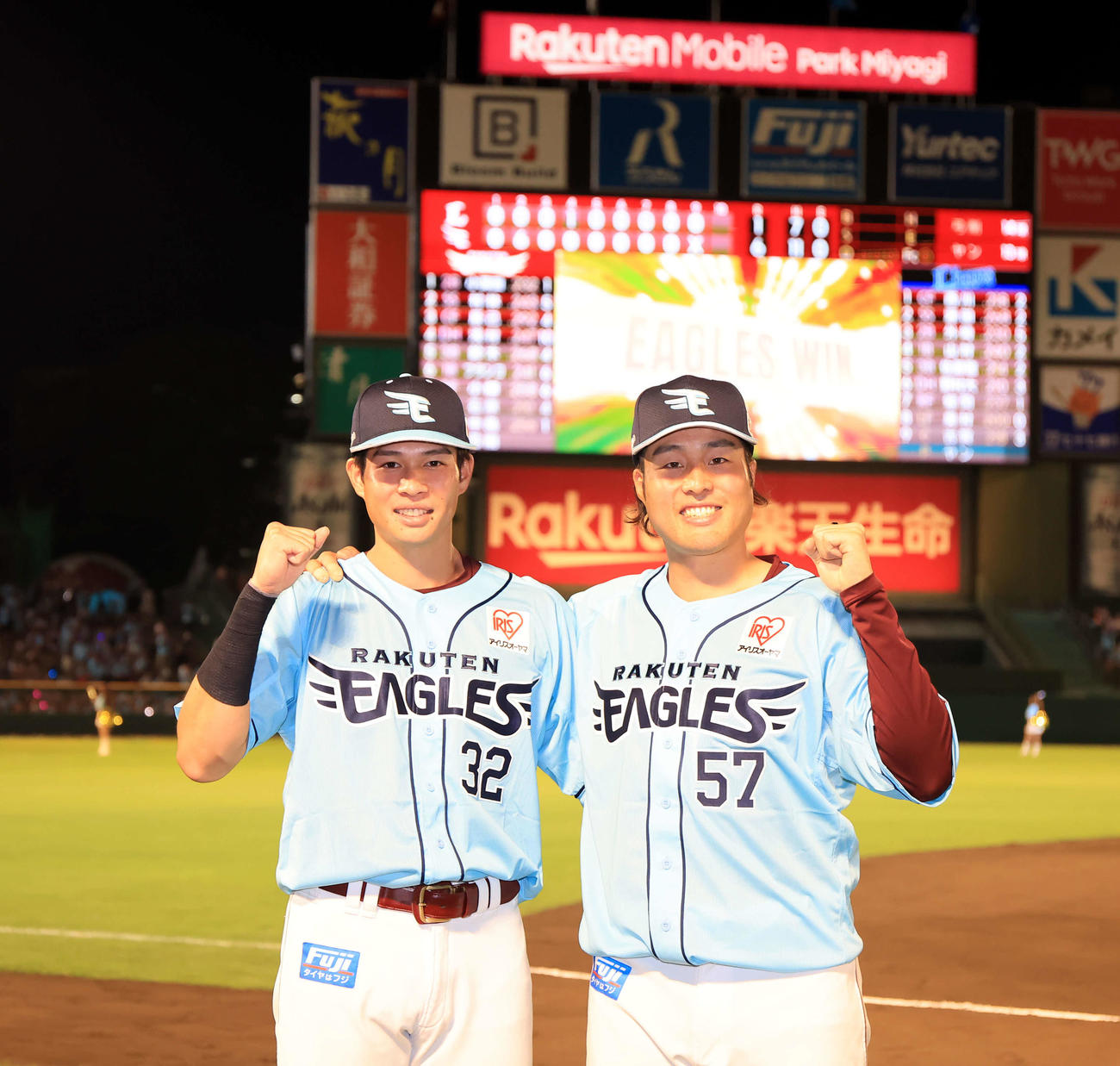 楽天対西武　快勝に笑顔でガッツポーズする楽天中島（左）と滝中（撮影・浅見桂子）