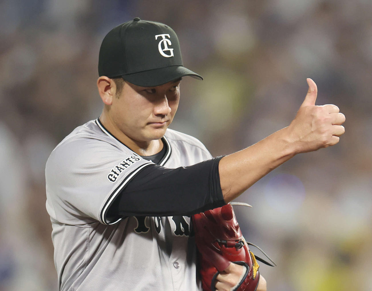 DeNA対巨人　6回裏を投げ終えサムズアップする巨人菅野（撮影・宮地輝）