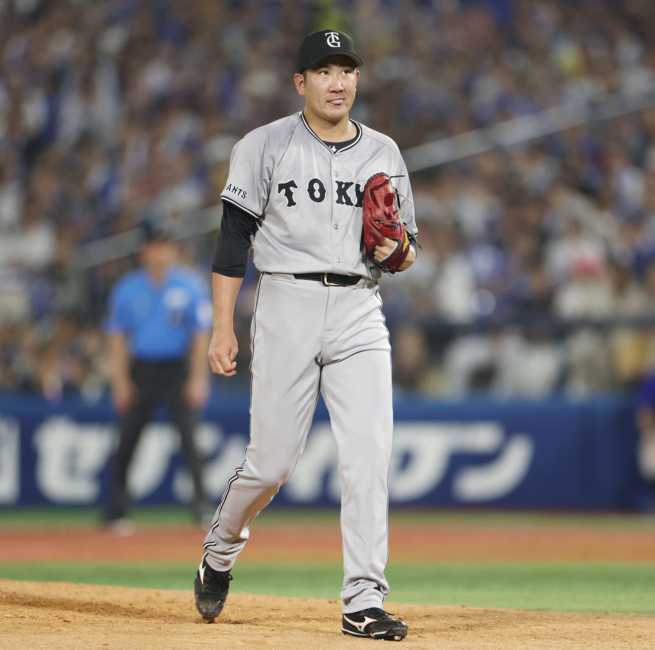 DeNA対巨人　6回裏にソロ本塁打を浴びた巨人菅野は厳しい表情でベンチに下がる（撮影・宮地輝）